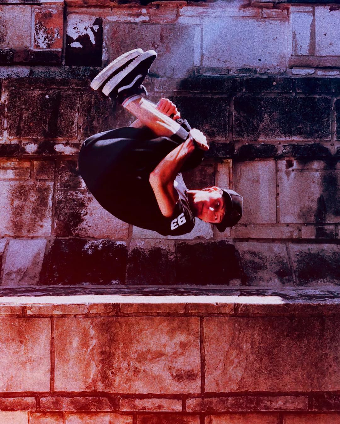 Stuntman saltando entre edificios